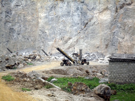 Một góc lèn Vũ Kỳ nơi xảy ra tai nạn lao động, làm hai người bị thương.