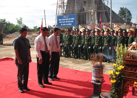 Lãnh đạo hai nước cúi đầu tưởng nhớ các liệt sĩ