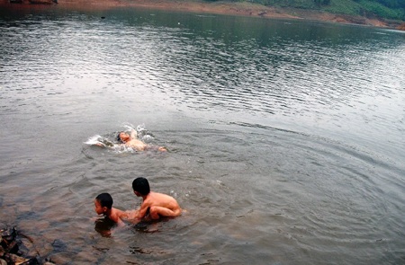 Hồ Ba Khe có mực nước rất sâu nhưng hàng ngày vẫn có nhiều em học sinh tắm, rất nguy hiểm.