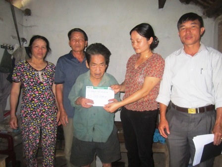 Thay mặt PV Dân trí, chính quyền địa phương trao số tiền 35.200.000 đồng đến với cụ Phan Tất Kiện.