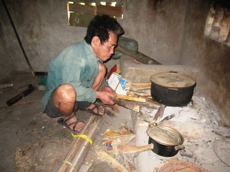 Thay mặt PV Dân trí, chính quyền địa phương trao số tiền 35.200.000 đồng đến với cụ Phan Tất Kiện.