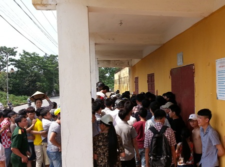 Cửa khán đài B chưa mở nhưng đã chật nêm người.