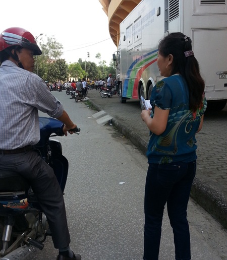 Phòng vé khán đàn A đang nêm chật ních người.