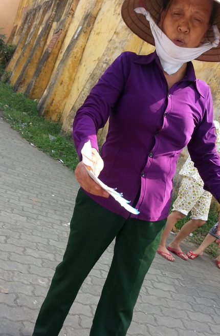 Phòng vé khán đàn A đang nêm chật ních người.