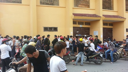 Hàng ngàn người tụ tập để được mua vé.