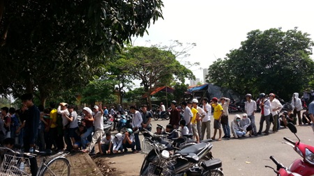 Các ngã đường quanh sân vận động Vinh bị bao phủ hàng ngàn người chen chân mua vé.