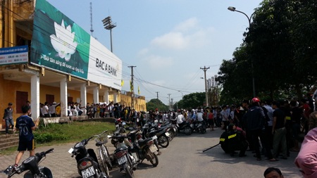 Các ngã đường quanh sân vận động Vinh bị bao phủ hàng ngàn người chen chân mua vé.