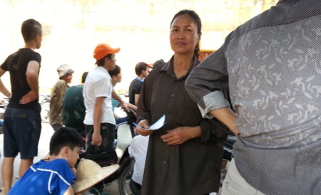 Phòng vé khán đàn A đang nêm chật ních người.