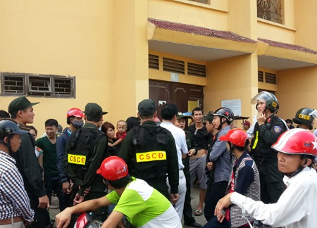 CA Nghệ An đã phải huy động CSCĐ bảo vệ xung quanh sân Vinh để người hâm mộ mua vé.