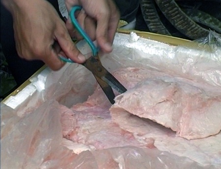 Qua kiểm tra, hơn 600kg thịt lợn đã được xay nhỏ và có dán nhãn nước ngoài.