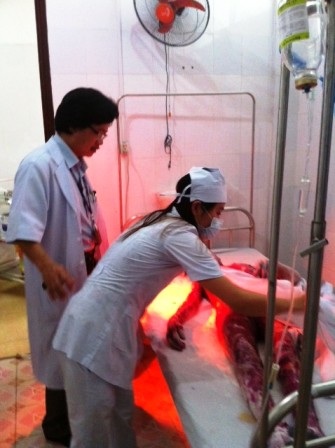 Cứu sống “thần kỳ” bệnh nhân bị bong tróc da toàn thân - 2 Bác sĩ Nguyễn Viết Dương, Giám đốc bệnh viện, trực tiếp thăm khám cho bệnh nhân.