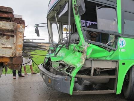 Đầu xe buýt bị những thanh sắt sau đuôi chiếc xe tải chọc thủng, hư hỏng nặng.