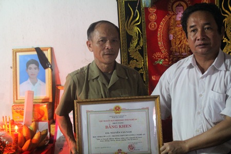  Ông Thái Văn Hằng trao Bằng khen cho gia đình em Nam
