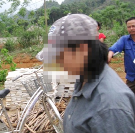 Vẻ mặt Tr. vẫn còn hoảng loạn và luôn che kéo cái mũ lưỡi trai để che giấu khuôn mặt.