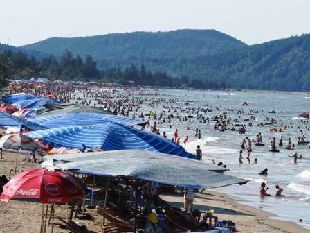 Hàng vạn du khách đổ dồn về bãi biển Cửa Lò ngày nghỉ lễ