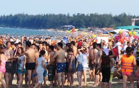 Hàng vạn du khách đổ dồn về nghỉ mát khiến bãi biển quá tải.