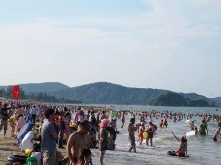 Hàng vạn du khách đổ dồn về nghỉ mát khiến bãi biển quá tải.