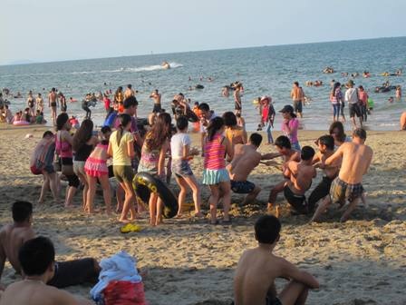  ... Du khách còn được tham gia nhiều hoạt động vui chơi, giải trí trên cát biển.