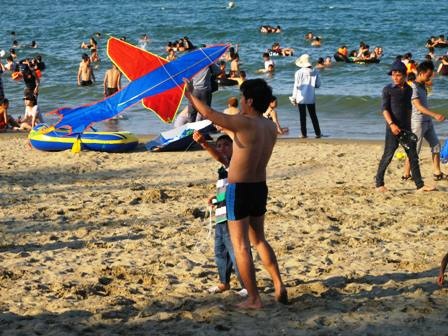  ... Du khách còn được tham gia nhiều hoạt động vui chơi, giải trí trên cát biển.
