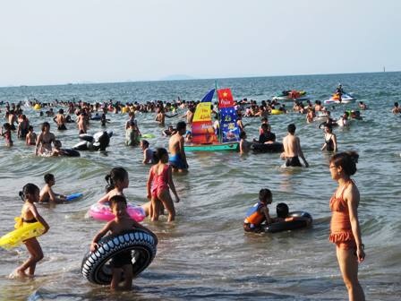  Hàng vạn du khách đổ về nghỉ lễ khiến bãi biển gần như không còn chỗ trống.