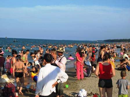  Hàng vạn du khách đổ về nghỉ lễ khiến bãi biển gần như không còn chỗ trống.