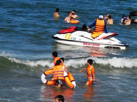 Các bạn thanh thiếu niên cũng đổ dồn về bãi biển Cửa Lò để vui chơi trong mấy ngày nghỉ.