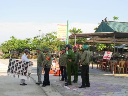 Các bạn thanh thiếu niên cũng đổ dồn về bãi biển Cửa Lò để vui chơi trong mấy ngày nghỉ.