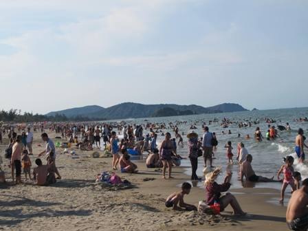Hàng vạn du khách đổ dồn về bãi biển Cửa Lò ngày nghỉ lễ