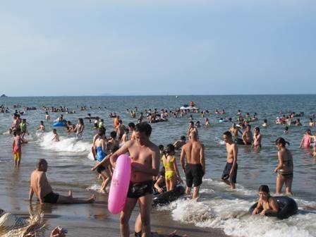 Hàng vạn du khách đổ dồn về bãi biển Cửa Lò ngày nghỉ lễ