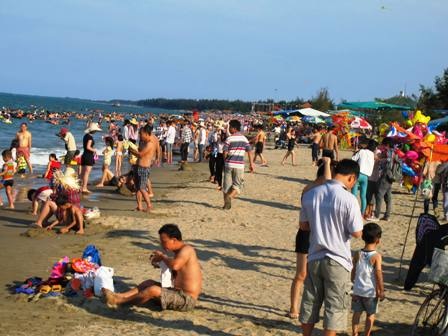 Các bạn thanh thiếu niên cũng đổ dồn về bãi biển Cửa Lò để vui chơi trong mấy ngày nghỉ.