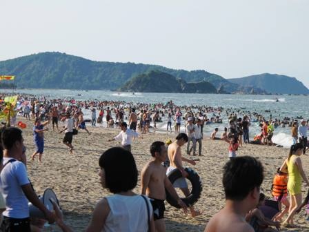 Các bạn thanh thiếu niên cũng đổ dồn về bãi biển Cửa Lò để vui chơi trong mấy ngày nghỉ.