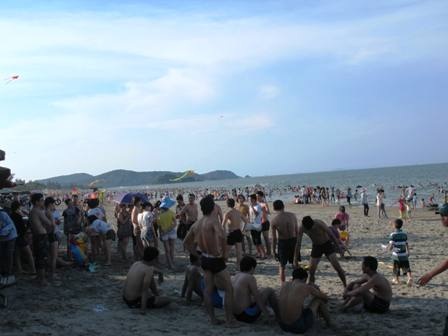 Các bạn thanh thiếu niên cũng đổ dồn về bãi biển Cửa Lò để vui chơi trong mấy ngày nghỉ.