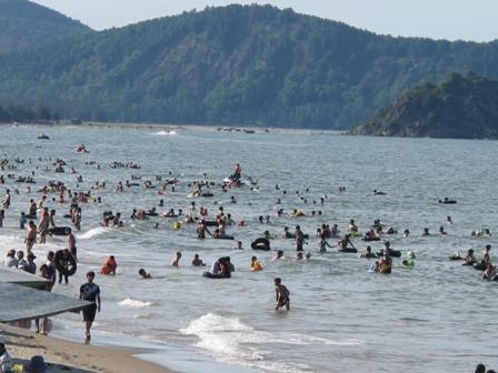 Du khách về bãi biển Cửa Lò được hòa mình vào làn nước biển trong vắt...