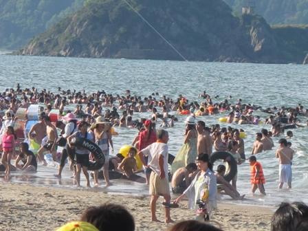 Hàng vạn du khách đổ dồn về nghỉ mát khiến bãi biển quá tải.