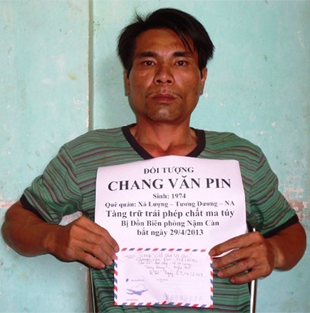 Bị phục kích, đối tượng dùng lựu đạn dọa trinh sát - 1 Đối tượng Chang Văn Pin cùng tang vật tại cơ quan (Ảnh: Lê Thạch)