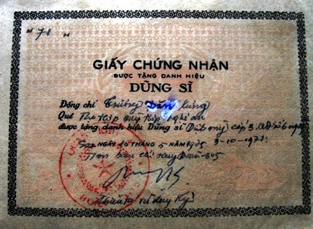 Giấy chứng nhận dũng sỹ được Nhà nước phong tặng cho ông Xưng.