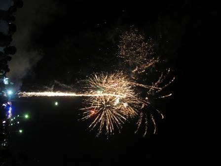 Mãn nhãn màn pháo hoa khai trương du lịch phố biển Cửa Lò - 10 Màn pháo hoa nơi phố biển đã để lại nhiều ấn tượng sâu sắc trong lòng du khách.