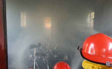 Sau hơn 15 phút, đám cháy được khống chế.