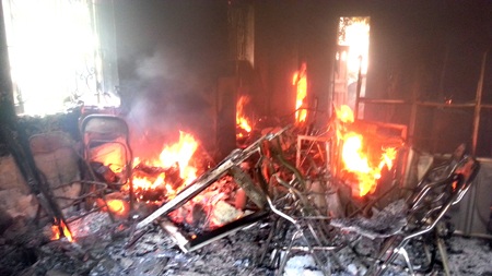 Bưu điện văn hóa bị thiêu rụi lúc sáng sớm