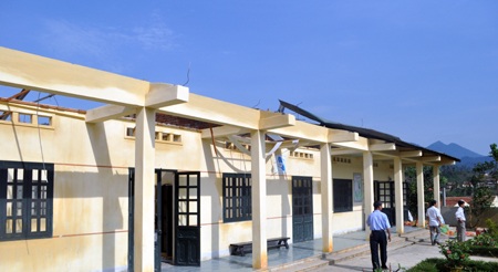 Cơn lốc đi qua, trường Tiểu học Tiền Phong 4 mất toàn bộ mái.