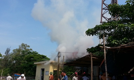 Khói lửa nghi ngút khiến trạm điện phía sau cũng bốc cháy.