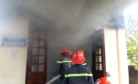  CA PCCC Nghệ An đã điều động 3 xe cứu hỏa chạy hơn 30km từ TP Vinh ra Diễn Châu dập lửa.