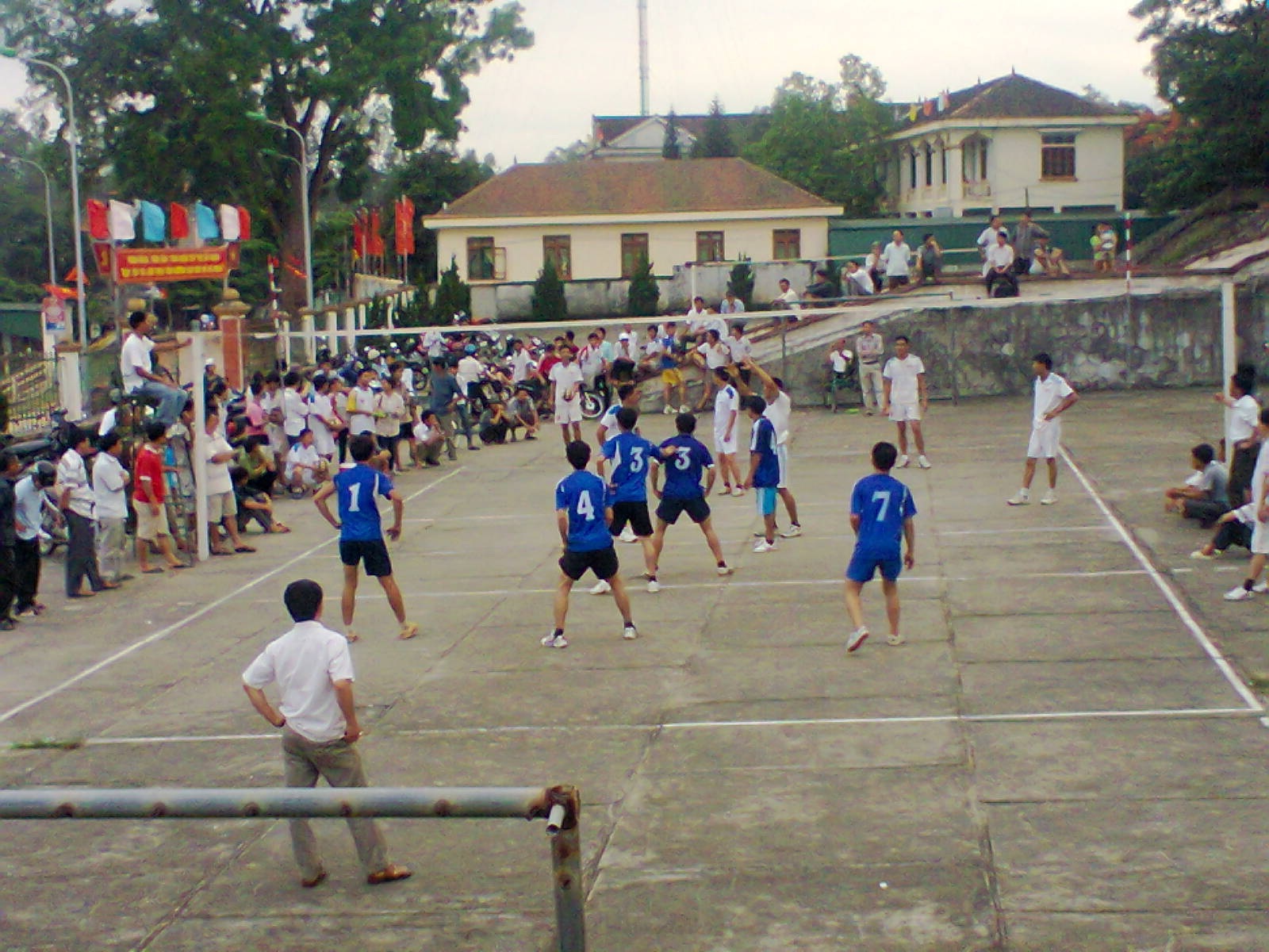 Đang thi đấu bóng chuyền, một VĐV bị đột tử - 1 Đang thi đấu bóng chuyền, một VĐV bị đột tử