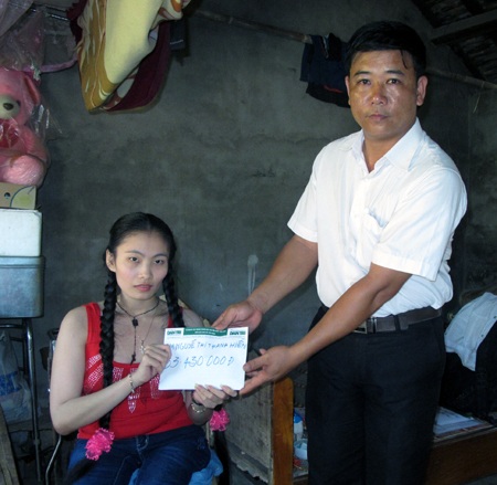 Thay mặt PV Dân trí, ông Nguyễn Viết Dũng - Phó chủ tịch UBND xã Lạng Sơn.