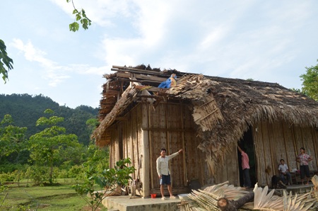 Dù mưa và lốc chỉ kéo dài trong một giờ nhưng đã làm hư hại nhà dân.