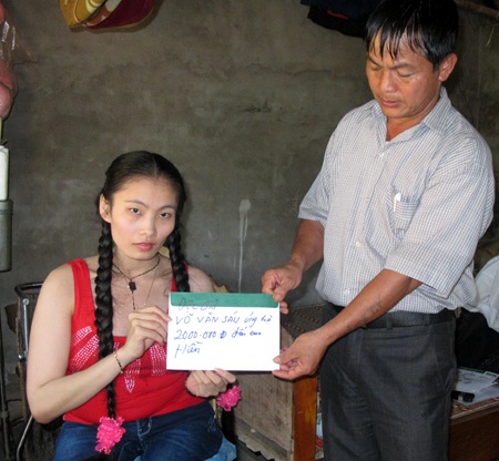 Số tiền 5.000.000 đồng của anh Thiên trú tại Quỳ Hợp ủng hộ em Hiền được PV Dân trí trao.