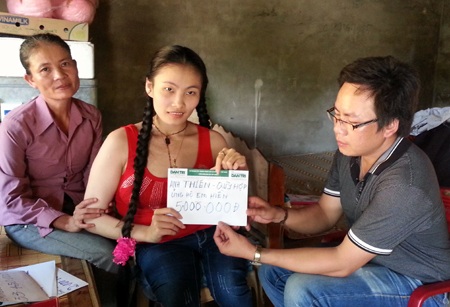 Số tiền 5.000.000 đồng của anh Thiên trú tại Quỳ Hợp ủng hộ em Hiền được PV Dân trí trao.