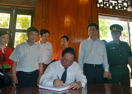 Đồng chí Giàng Seo Phử ghi lưu bút vào sổ vàng lưu niệm.