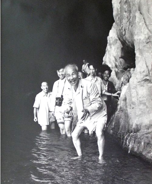 Bác vui vẻ cùng anh em chiến sỹ.