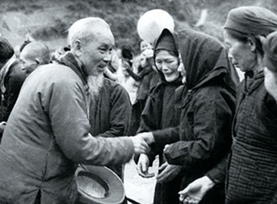 Bác bắt tay các cụ già.